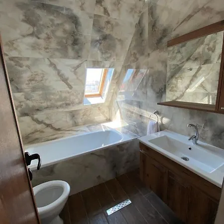 семеен аква Къща за гости 4*